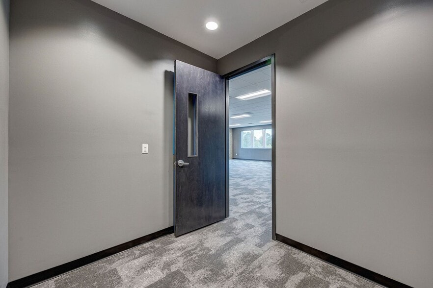 More Photos Of 6740 Rock Spring Rd, Wilmington Office For Lease