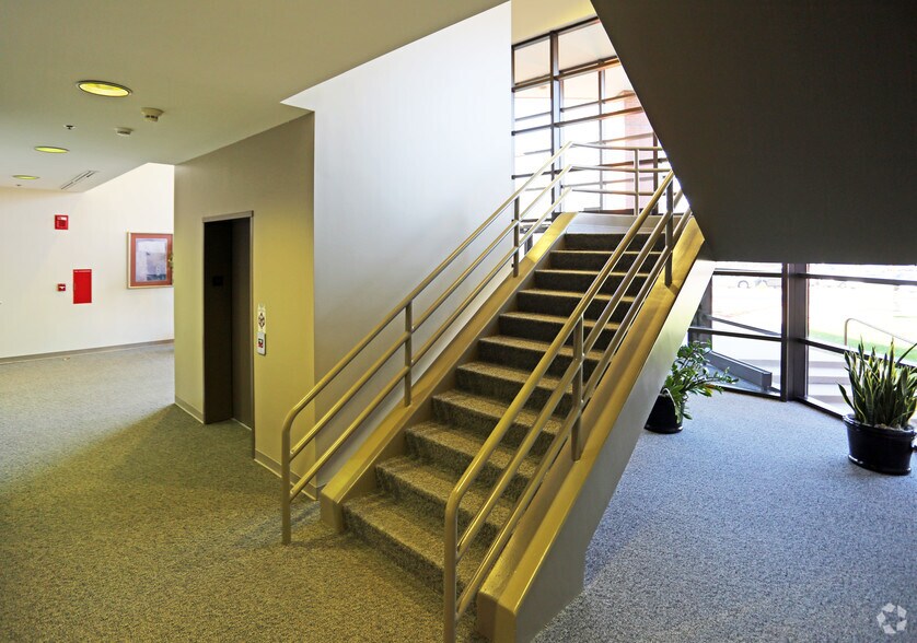 More Photos Of 600 E Court Ave, Des Moines Medical For Lease