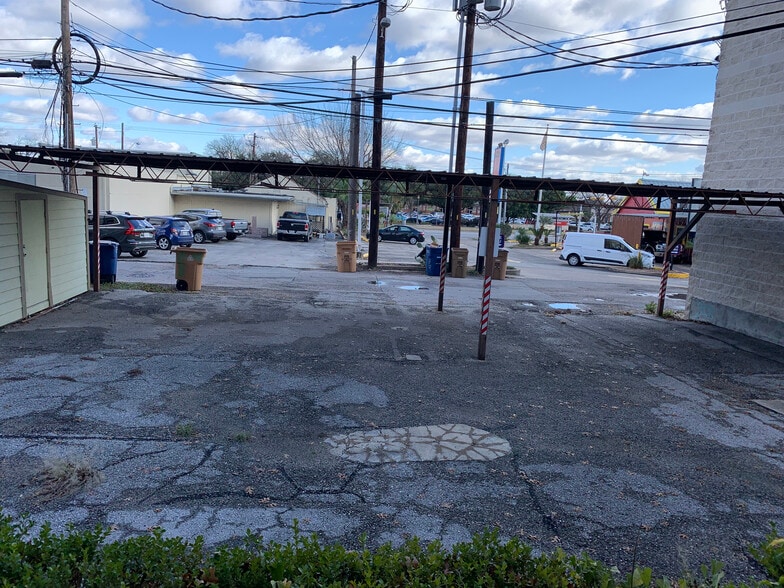 More Photos Of 4007 Marathon Blvd, Austin General Retail For Lease