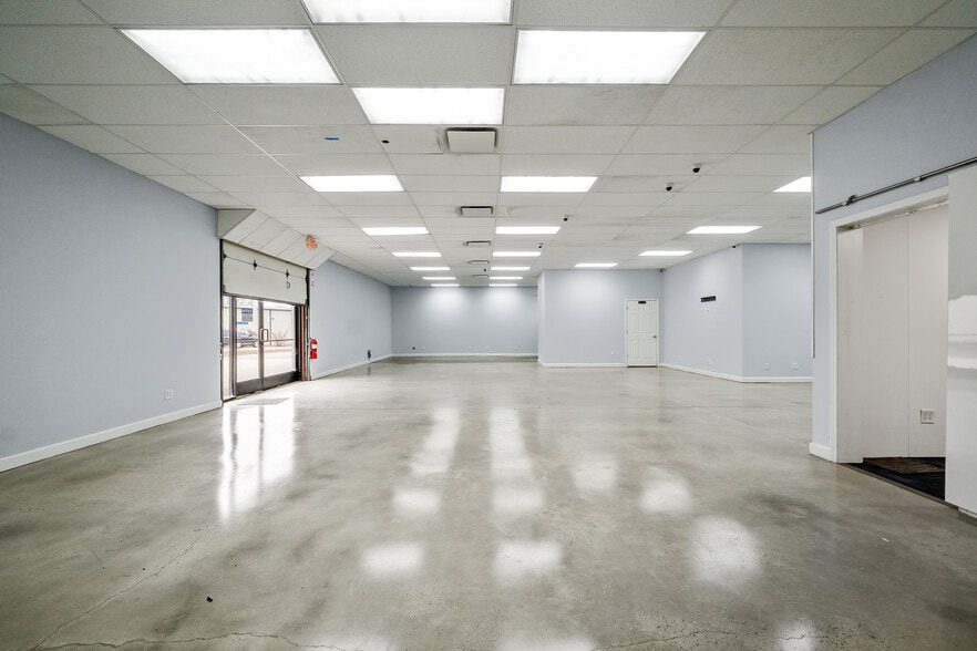 More Photos Of 2613-2617 Executive Point Dr, Monroe Showroom For Lease