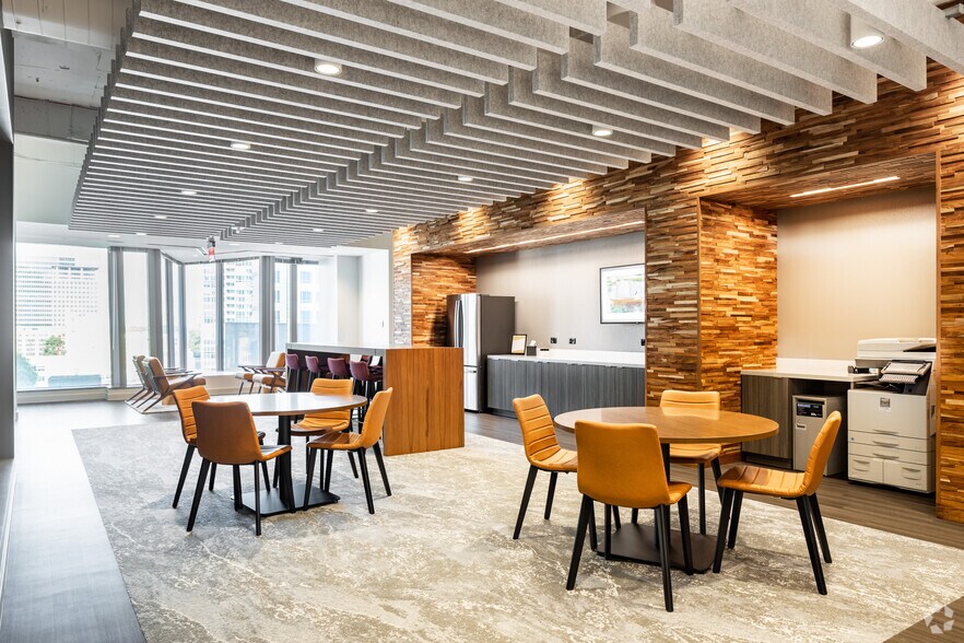 More Photos Of 3344 Peachtree Rd NE, Atlanta Office For Lease