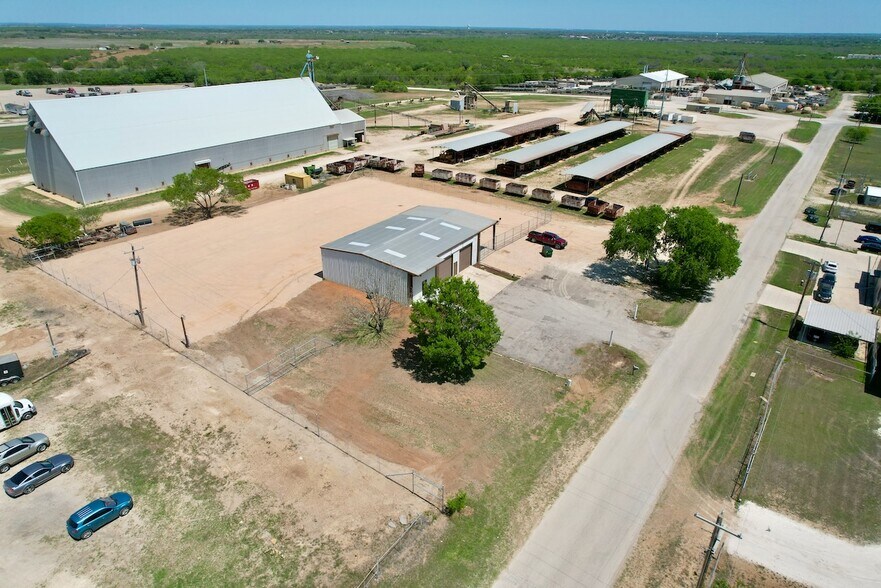 More Photos Of 1501 Lillian Ave, Jourdanton Flex For Lease