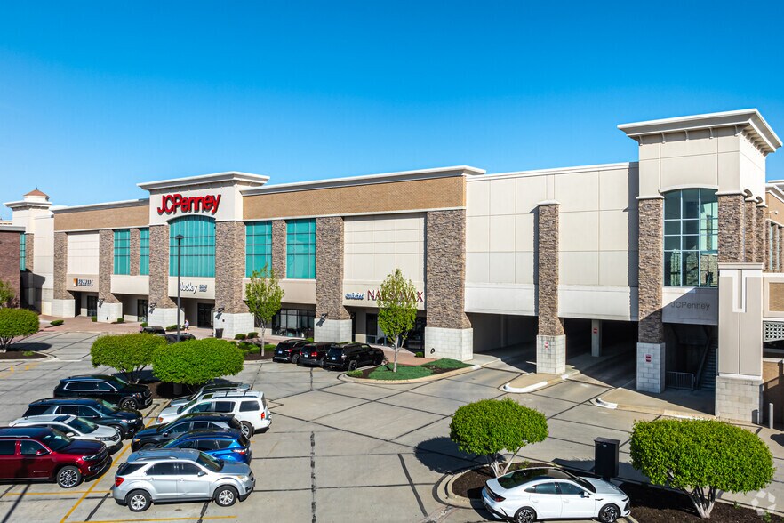 More Photos Of 6903 W 135th St, Overland Park General Retail For Lease