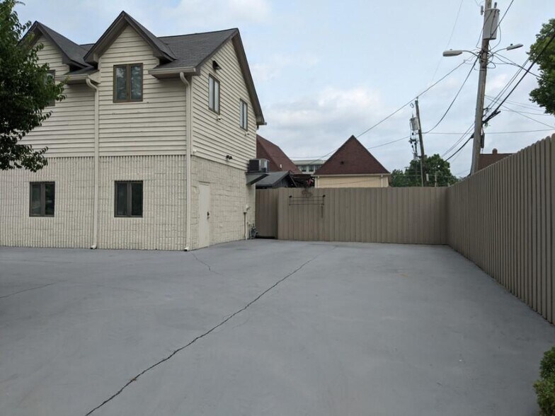 More Photos Of 6353 Ferguson St, Indianapolis Office For Lease