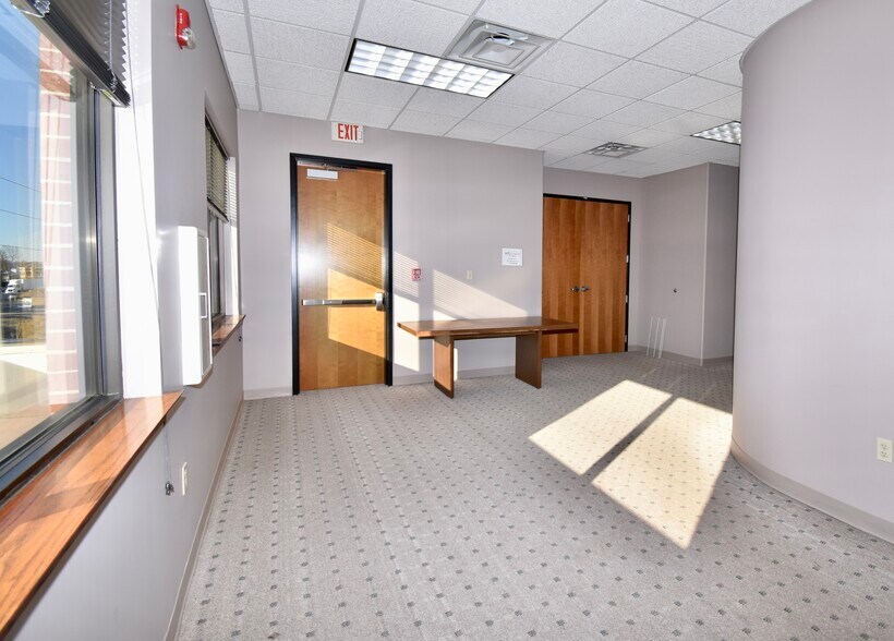 More Photos Of 37 Sandstone Cir, Jackson Office For Sale