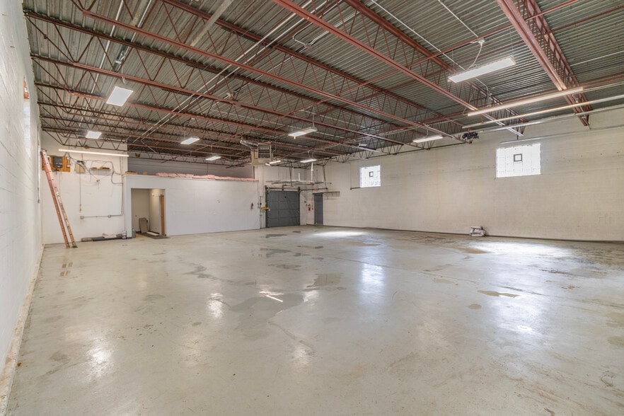 More Photos Of 450 Bennett Rd, Elk Grove Village Warehouse For Lease