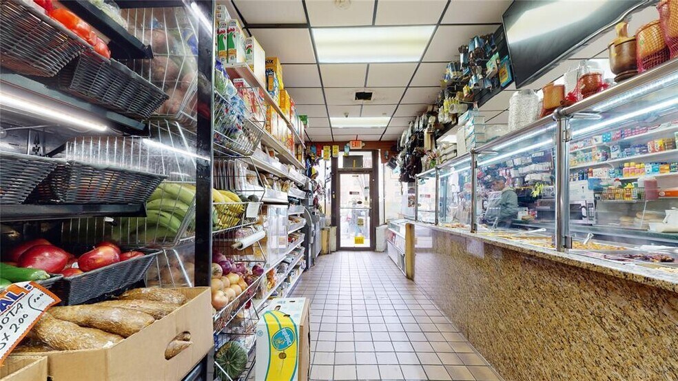 More Photos Of 166 W Park Ave, Long Beach Storefront Retail Office For Sale