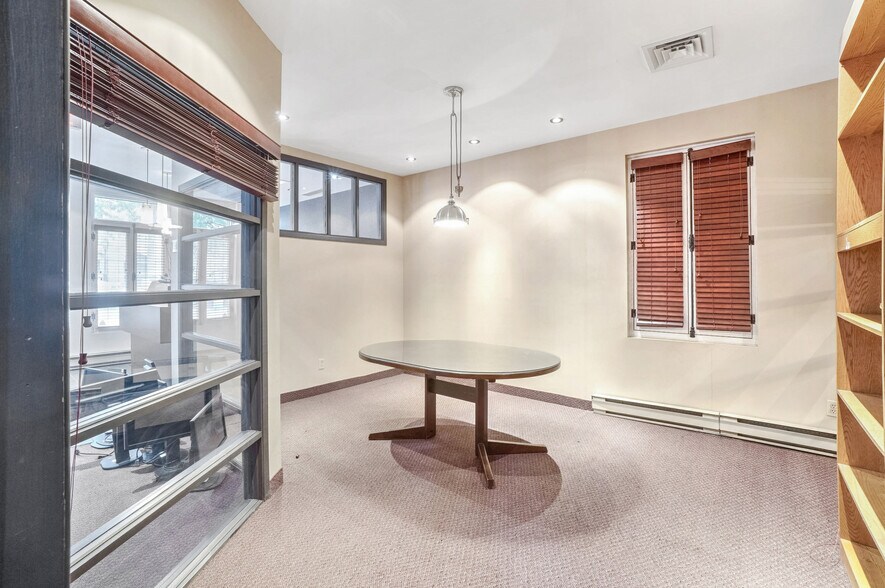 More Photos Of 164 Rue Notre-Dame E, Montréal Office For Sale