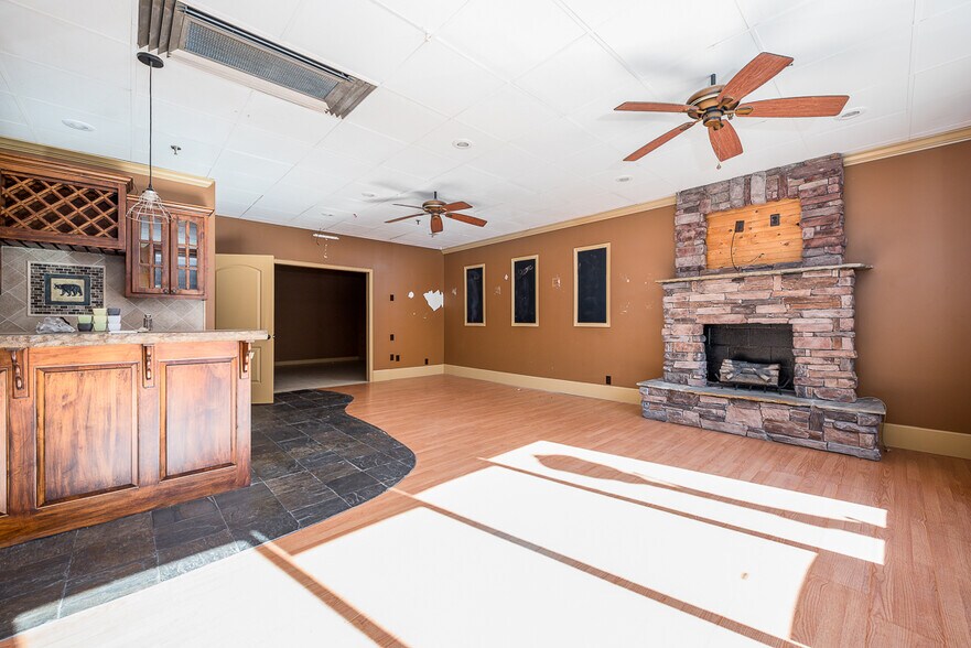 More Photos Of 133 Oak St, Bonner Springs Freestanding For Sale