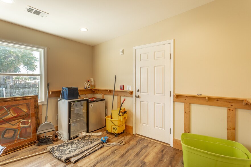 More Photos Of 28 W Bayshore Dr, Saint George Island Restaurant For Sale
