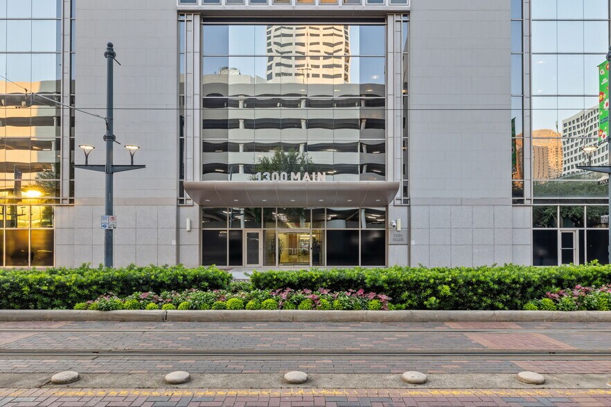 More Photos Of 1300 Main St, Houston Office For Lease