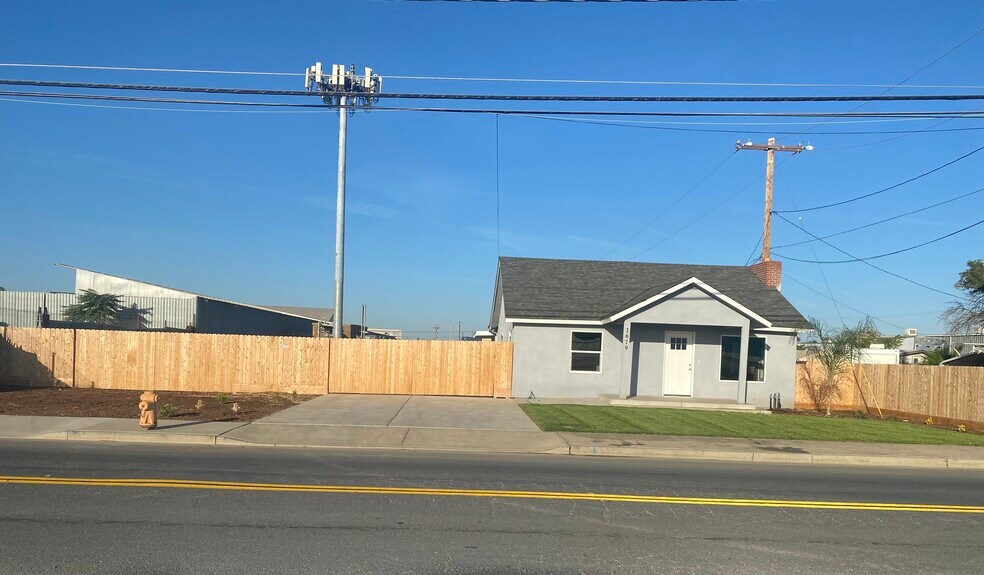 Primary Photo Of 1679 S O St, Tulare Light Manufacturing For Lease