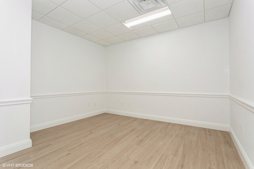 More Photos Of 2520 Tamiami Trl N, Nokomis Medical For Sale