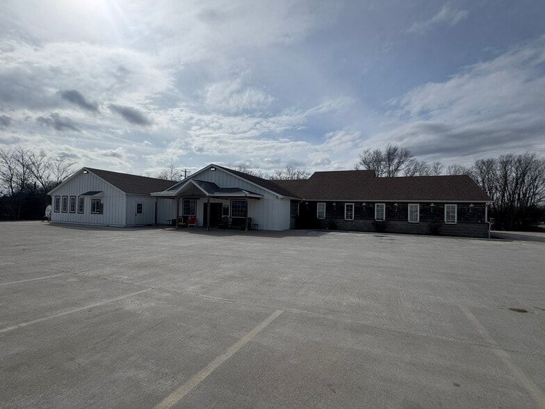 Primary Photo Of 2015 N Missouri St, Macon Restaurant For Sale