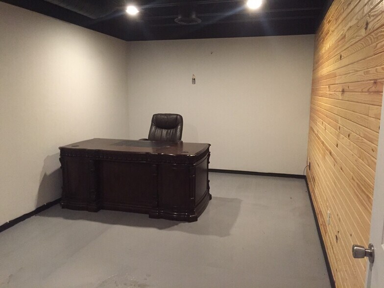 More Photos Of 2521 S Council Rd, Oklahoma City Warehouse For Lease