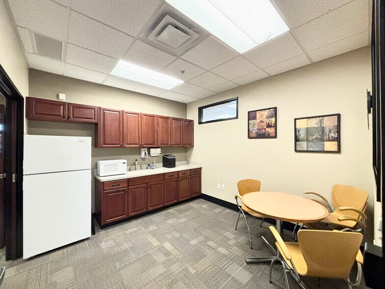 More Photos Of 1301 Poplar Dr, Medford Medical For Lease