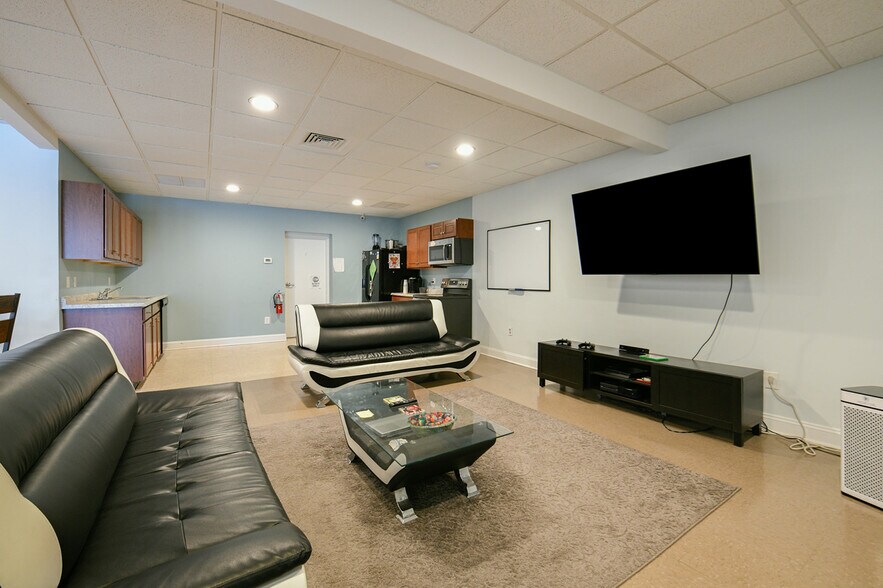 More Photos Of 570-572 Boston Post Rd, Milford Storefront Retail Office For Sale