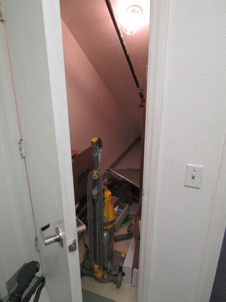 More Photos Of 209 E Brooks Ave, North Las Vegas Distribution For Lease