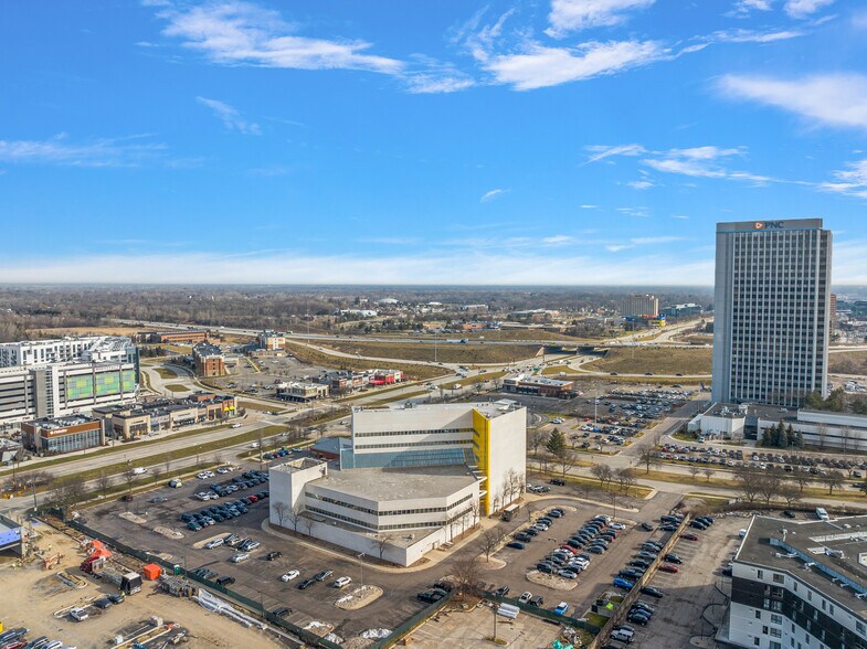 More Photos Of 801-803 W Big Beaver Rd, Troy Office For Lease