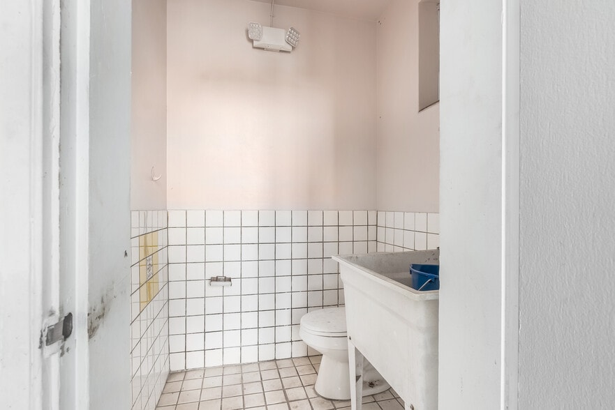 More Photos Of 775 NW 21st St, Miami Service For Sale