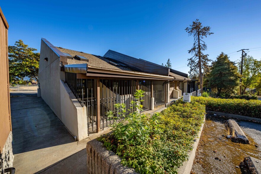 More Photos Of 700 NW Dimmick St, Grants Pass Specialty For Sale