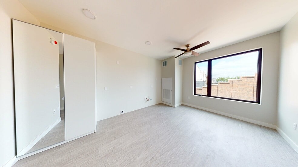 More Photos Of 2530 University Ave, Des Moines Apartments For Lease