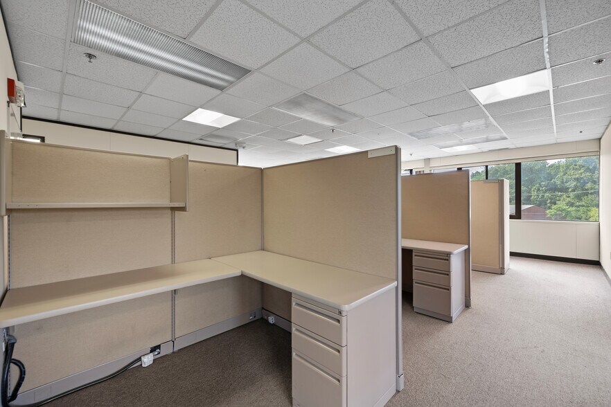 More Photos Of 1 Olde North Rd, Chelmsford Office For Lease