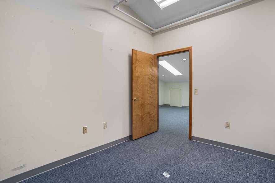 More Photos Of 24 Salt Pond Rd, Wakefield Medical For Sale