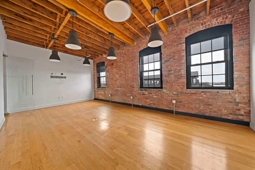 More Photos Of 12-16 Ericsson St, Boston Warehouse For Lease