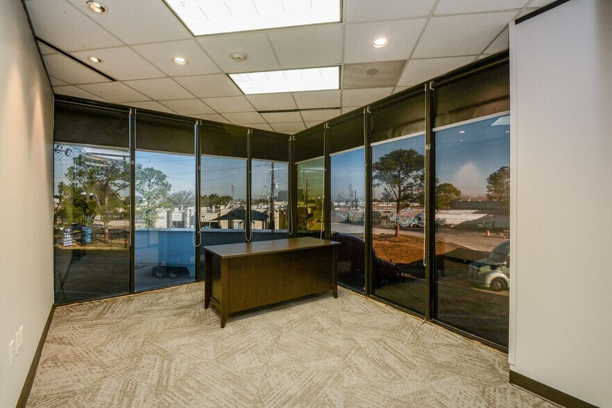 More Photos Of 6100 Corporate Dr, Houston Office For Sale