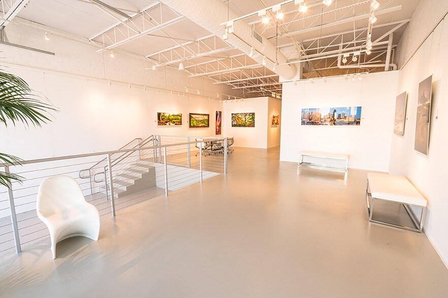 More Photos Of 1131 Dragon St, Dallas Showroom For Lease