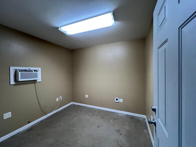 More Photos Of 408 E 2nd St, Taylor Warehouse For Lease