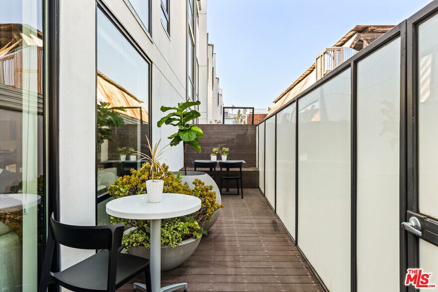 More Photos Of 700 Main St, Venice Office For Sale