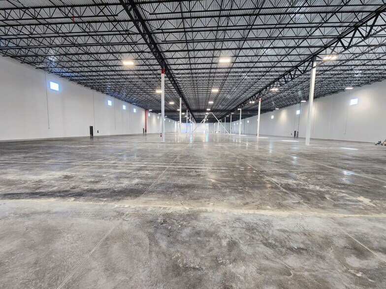 More Photos Of 4908 W Linebaugh Ave, Tampa Distribution For Lease