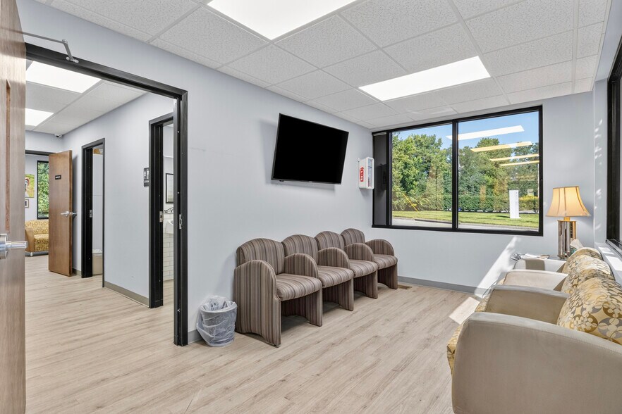 More Photos Of 160 Prosperous Pl, Lexington Medical For Sale