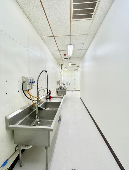 More Photos Of 7358 N Cherryvale Mall Dr, Rockford Storefront Retail Office For Lease