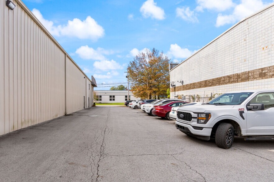 More Photos Of 3312 Gilmore Industrial Blvd, Louisville Warehouse For Lease