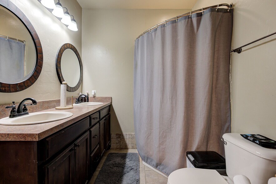 More Photos Of 8900 Charter Oak Rd, Edmond Flex For Sale