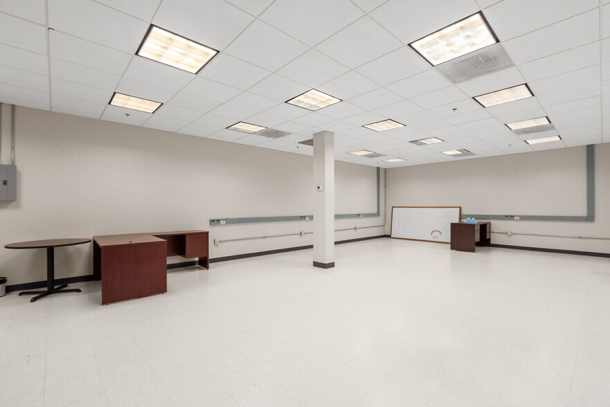 More Photos Of 10 Center St, Stafford Office For Lease