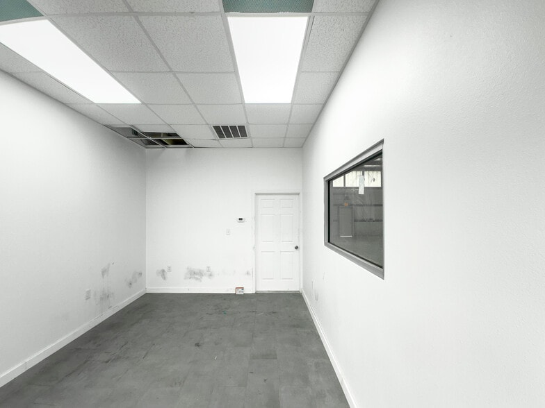 More Photos Of 9009 Pagewood Ln, Houston Warehouse For Sale
