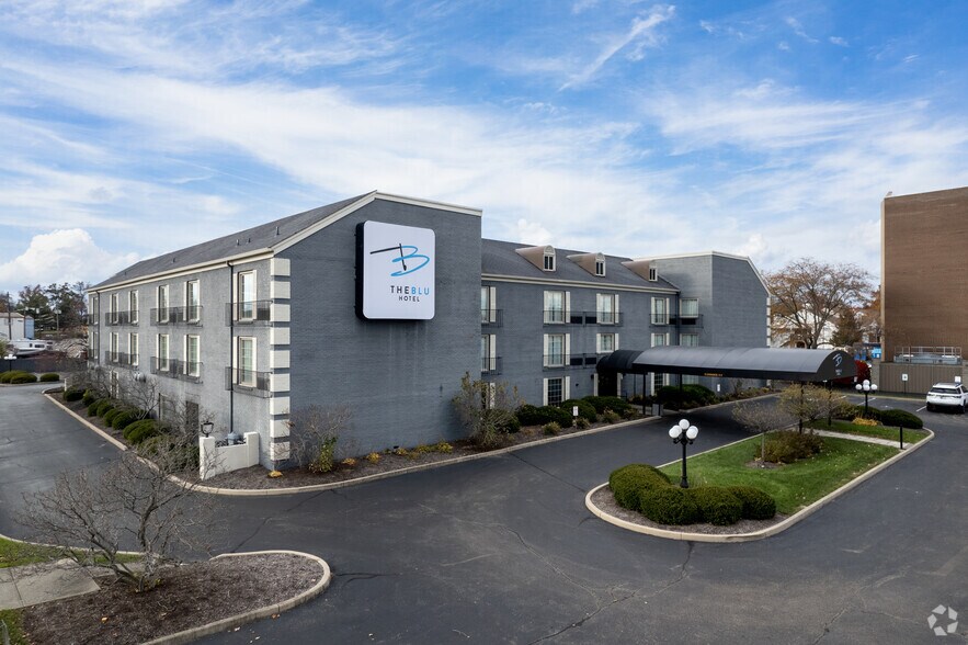 Primary Photo Of 11349 Reed Hartman Hwy, Cincinnati Hotel For Sale