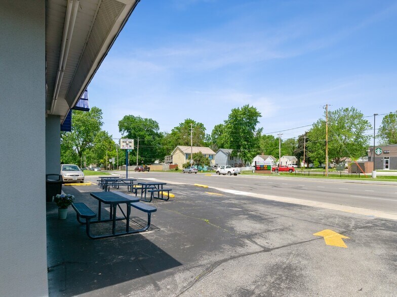 More Photos Of 5814 Hickman Rd, Urbandale General Retail For Sale