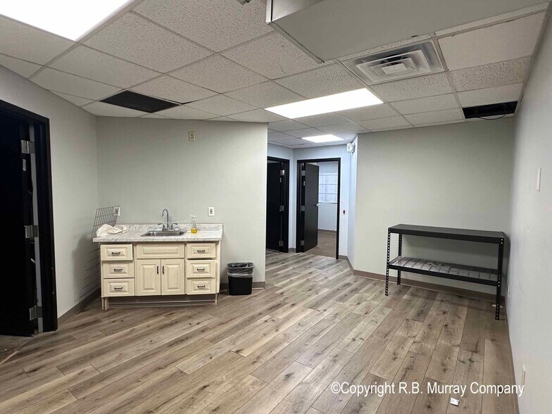 More Photos Of 350 S Ingram Mill Rd, Springfield Showroom For Lease