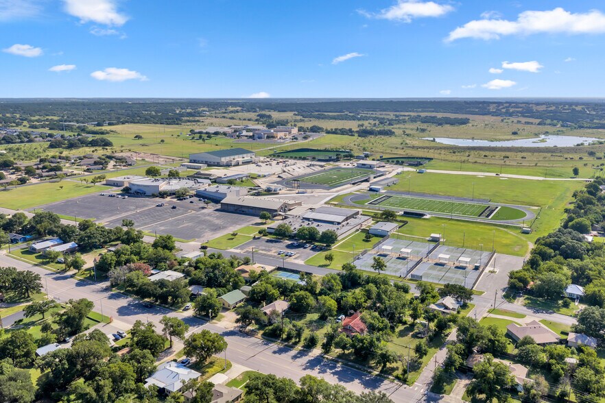 More Photos Of 201 W 9th St, Burnet Warehouse For Sale