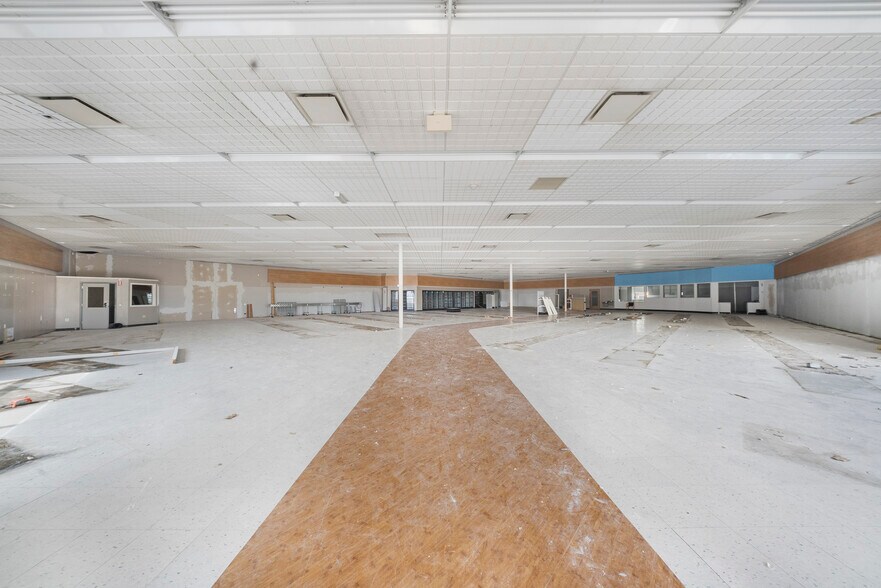More Photos Of 60 Business US 23 N, Louisa Freestanding For Lease