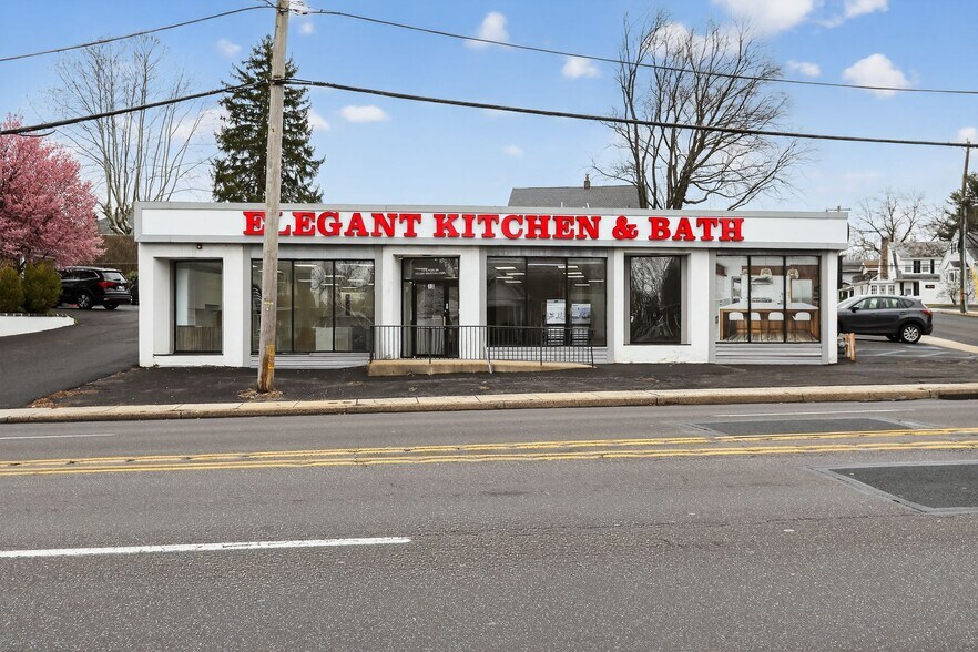 More Photos Of 13 N York Rd, Willow Grove Freestanding For Lease