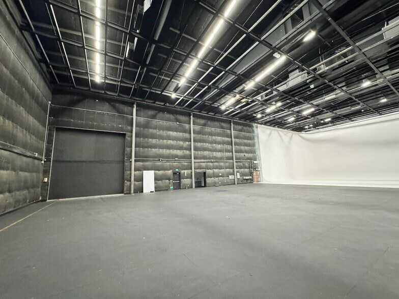 More Photos Of 13951 Saticoy St, Panorama City Movie Radio TVStudio For Lease