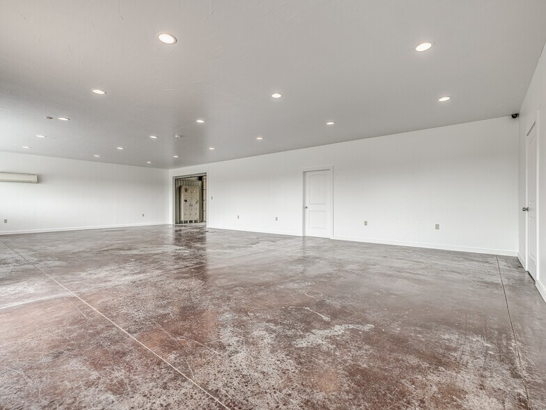 More Photos Of 6355 Boucher Dr, Edmond Showroom For Lease