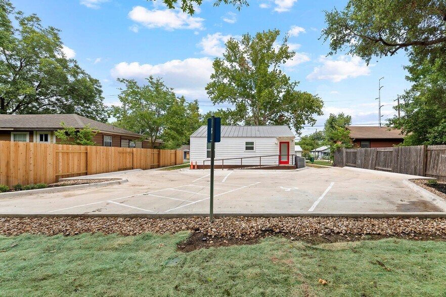 More Photos Of 1512 W Koenig Ln, Austin Office For Sale