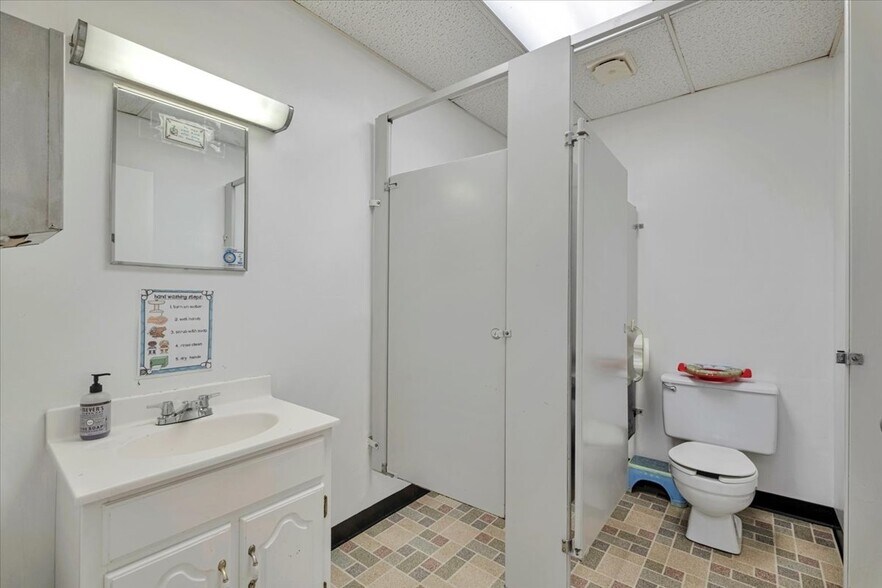 More Photos Of 4 Glenna Dr, Carmel Specialty For Sale